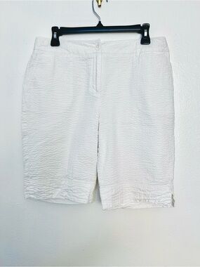 George by Mark Eisen Shorts Women’s 10 White Seersucker Bermuda